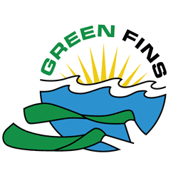 greeen-fin (1) Logotipo circular con olas azules estilizadas, un sol radiante amarillo, las palabras «GREEN FINS» en forma de arco en la parte superior y dos formas verdes que parecen corales o cintas en la parte inferior.