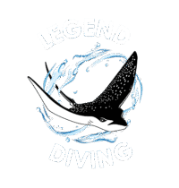 Logo-original-sin-fondo-blanco-Letras Manta raya negra y blanca nadando entre salpicaduras de agua azules con las palabras "LEGEND" arriba y "DIVING" abajo.